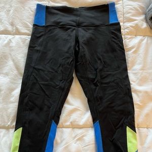 Limited edition lululemon crop, 25 inches, moisture wicking, very lightly worn